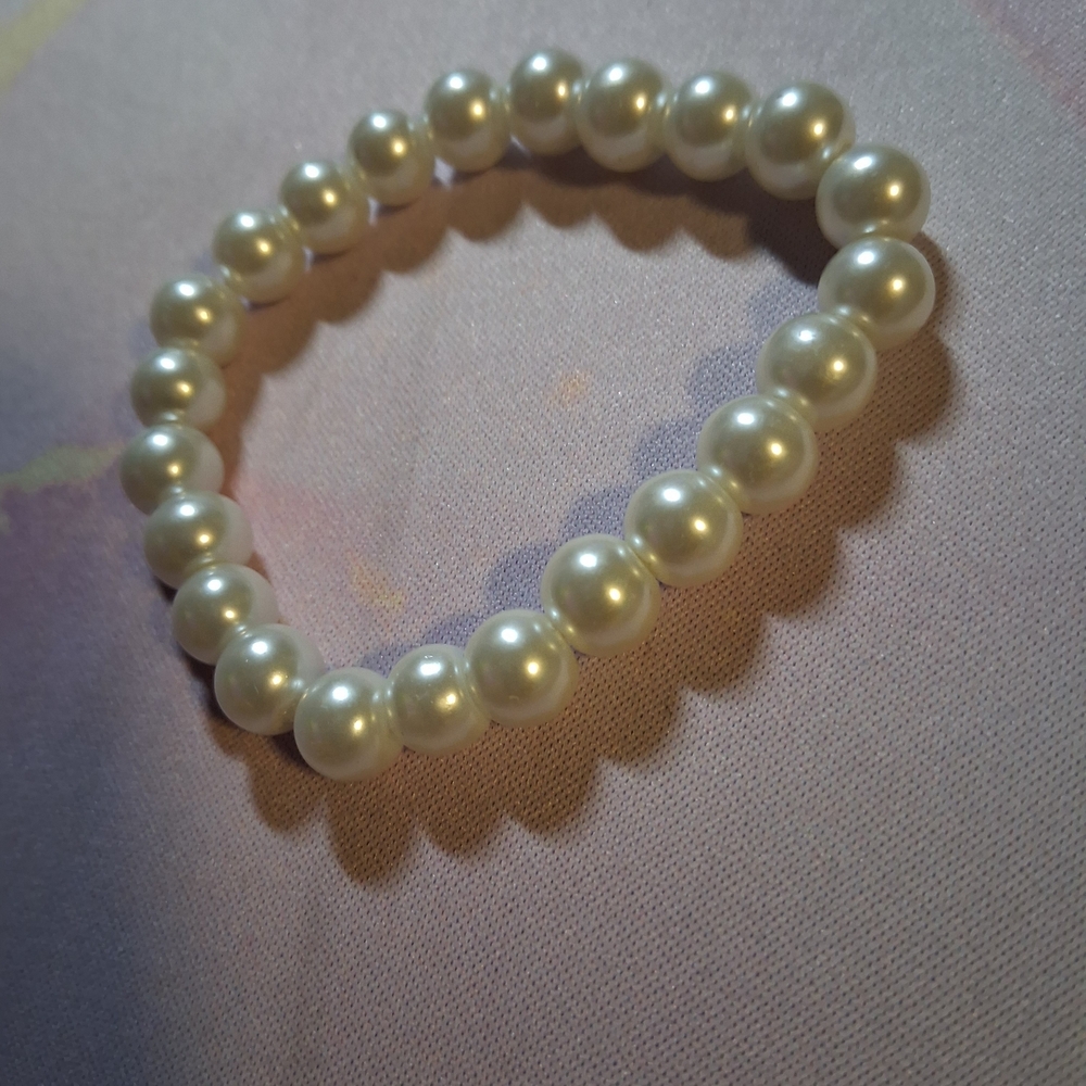 Elegant (Fake) Pearl Bracelet